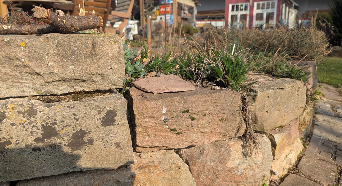 Die Natursteine werden ohne Mörtel oder Beton zusammengesetzt. © GartenRadio.fm.