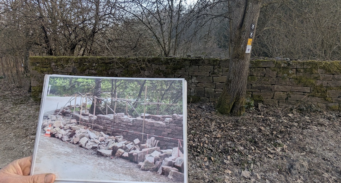 Für hohe Mauern baut Frank Byram zuerst ein Gerüst, wie hier bei seiner längsten Mauer. © GartenRadio.fm