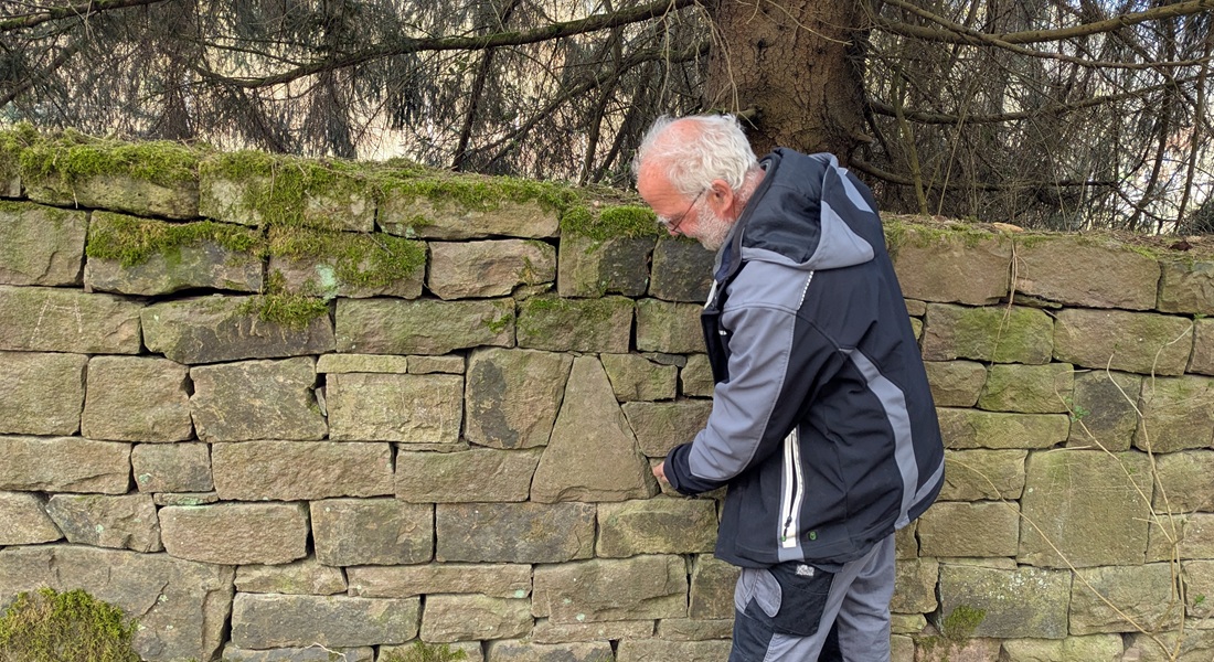 In seine 70 Meter lange Mauer hat Frank Byram einen Stein in A-Form eingebaut - der Anfangsbuchstabe vom Namen seines damaligen Auftragsgebers. © GartenRadio.fm
