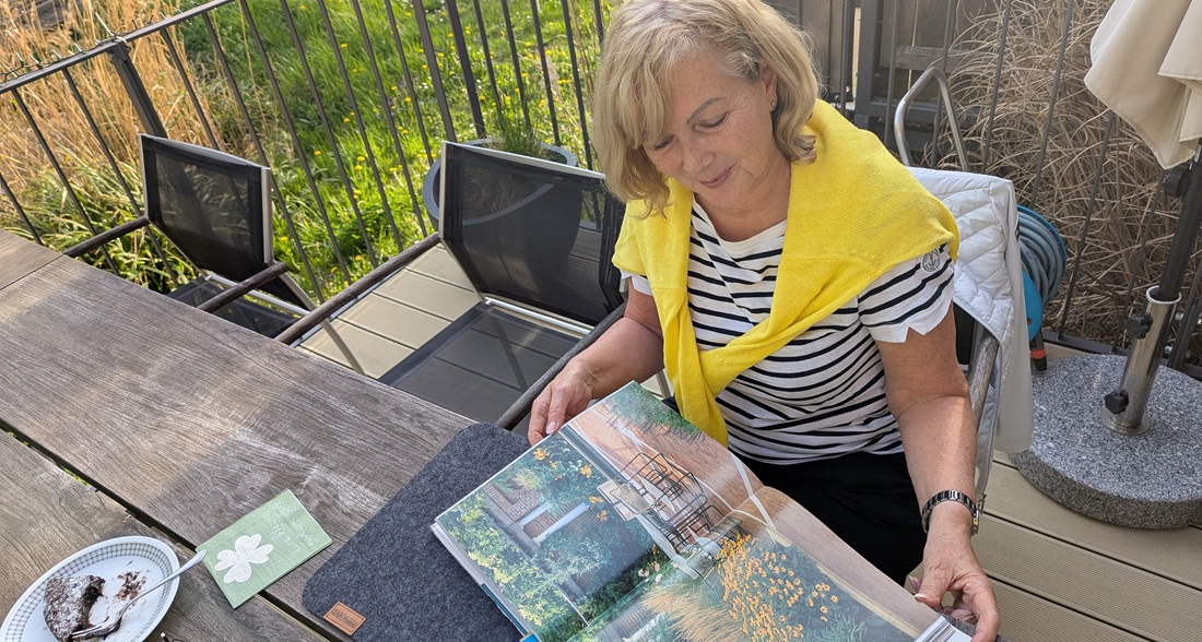Petra Pelz blättert in dem Buch von Wolfgang Oehme. © gartenRadio.fm