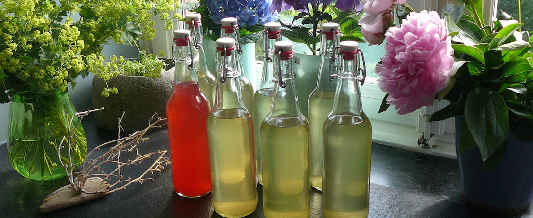 Holunderblütensirup abgefüllt (links Rhabarbersirup)